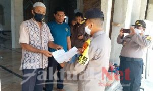 Peduli Tempat Ibadah, Polres Gowa Sumbang Semen 110 Sak