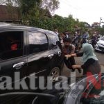 Empati, Kapolsek Tinggimoncong Gowa Evakuasi Kendaraan Yang Truble Di Jalan