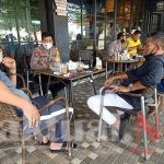 Beri Edukasi Terkait Covid-19, Wakapolres Gowa Temui Pengunjung dan Pemilik Warung Kopi
