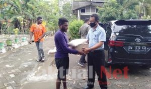 Peduli Warga Pendatang, Mantan Kapolsek Tompobulu Gowa Berbagi di Soppeng