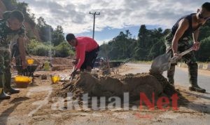 Satgas TNI Manunggal Membangun Desa Bangun Kekompakan Saat Pembuatan Drainase