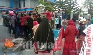 Demo Tolak Kedatangan 500 TKA, IMM Sultra Saling Dorong Dengan Aparat