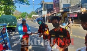 Tingkatkan Persaudaraan, Sapma PP Bagikan Makanan ke Tukang Becak di HUT Maros