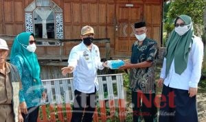 Pemerintah Kelurahan Cikoro Bersama Ketua TP PKK Bagikan 4000 Masker