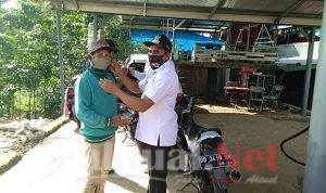 Dukung Gerakan Sejuta Masker. Abdul Harim Selaku Kades Rappolemba Bagikan 5000 Masker