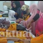Mahasiswa KKN UHO Berdayakan Masyarakat Memproduksi Masker Dari Kain Khas Daerah