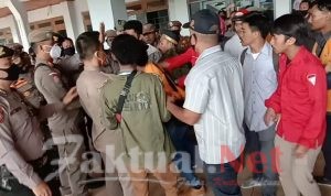 Demo Tolak Pengesahan RUU Omnibus Law,  Mahasiswa UHO Ricuh dengan Satpol PP