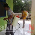 Perangi Covid-19, Mahasiswa KKN Tematik UHO Lakukan Penyemprotan Disinfektan di Desa Matahora, Wakatobi