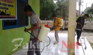 Perangi Covid-19, Mahasiswa KKN Tematik UHO Lakukan Penyemprotan Disinfektan di Desa Matahora, Wakatobi