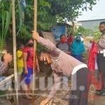 Semarakkan HUT RI ke 75, Kasat Lantas Polres Gowa Bagikan Bendera