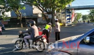 Guna Kelancaran Arus Lalu Lintas, Sat Lantas Gowa Tertibkan Letak Traffic Cone