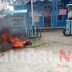 Desak Bupati Kepsul Aktifkan Orbo Aufat sebagai Kades, Warga Paritina Segel Kantor Desa