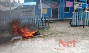 Desak Bupati Kepsul Aktifkan Orbo Aufat sebagai Kades, Warga Paritina Segel Kantor Desa