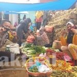Bhabinkamtibmas Polsek Tombolopao Himbau Pedagang Terapkan Protokol Kesehatan Di Pasar Rakyat