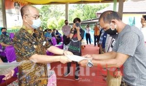 Bupati Konsel Serahkan 388 Sertifikat Kepada Warga Kecamatan Baito