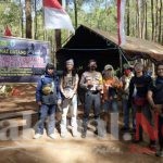 Kapolsek Tinggimoncong Polres Gowa Bagikan Bibit Pohon ke Para Pendaki Gunung