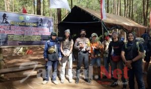 Kapolsek Tinggimoncong Polres Gowa Bagikan Bibit Pohon ke Para Pendaki Gunung