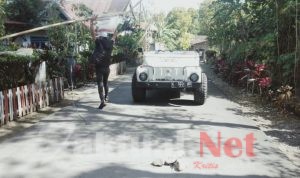 Kapolsek Tinggimoncong Bongkar Rambu Pengalihan Arus Di Lokasi Hajatan Warga Manimbahoi