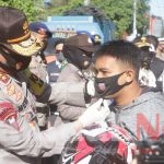 Kapolda Sulsel Bagi Masker ke Masyarakat di Depan Karebosi