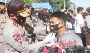 Kapolda Sulsel Bagi Masker ke Masyarakat di Depan Karebosi