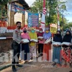Kapolsek Tinggimoncong Salurkan Bantuan Beras ke Warga Prasejahtera Di Kampung Rewako
