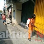 Cegah Munculnya Klaster Rumah Tangga, Kelurahan Kebon Bawang Lakukan Penyemprotan Disinfektan RW 11