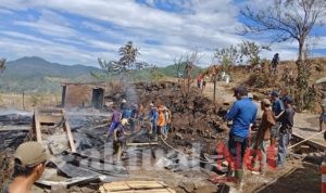 Satu Rumah Hangus Terbakar di Kelurahan Gantarang, Personil Polsek Tinggimoncong Datangi TKP