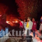 Breaking news Kebakaran Di Desa Rappolemba, Personil Polsek Tompobulu Dengan Sigap Datangi TKP