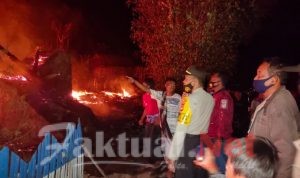 Breaking news Kebakaran Di Desa Rappolemba, Personil Polsek Tompobulu Dengan Sigap Datangi TKP