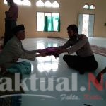 Bhabinkamtibmas Gantarang Polsek Tinggimoncong Bagikan Sajadah Ke Pengurus Mesjid Jami Nurul Iman