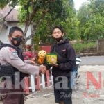 Peduli Pemuda, Bhabinkamtibmas Buluttana Bagikan Bola Takraw