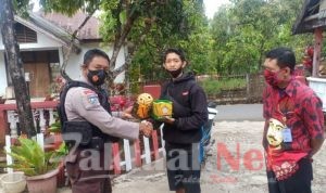 Peduli Pemuda, Bhabinkamtibmas Buluttana Bagikan Bola Takraw