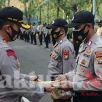 Kapolres Kepulauan Seribu Berikan Penghargaan Kepada Anggota Berprestasi
