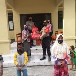 Ringankan Beban Warga Ditengah Pandemi, Kapolsek Kep Seribu Selatan Bagikan Sembako Dan Masker