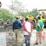 Petugas Gabungan Bersihkan Sampah Liar di Eks RW 13 Kelapa Gading Barat