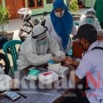 Warga Rawa Badak Selatan ikuti Rapid Test Massal