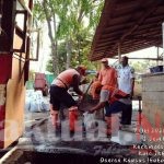 10 Anggota PPSU Kelurahan Cilincing Angkut Lumpur dan Sampah