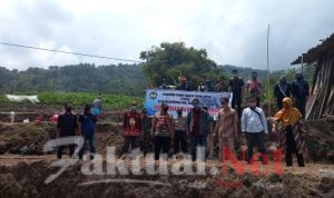 Bhabinkamtibmas Bilanrengi Polres Gowa Pantau Kegiatan Padat Karya Tunai