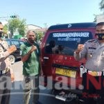 Edukasi Masyarakat, Kasat Lantas Polres Gowa Pasang Stiker Pada Kendaraan Umum
