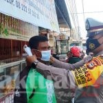 Terapkan Protokol Kesehatan Kasat Lantas Gowa Bagikan Masker