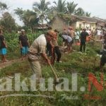 Warga Junti Asri Gotong Royong Buka Jalan Makam