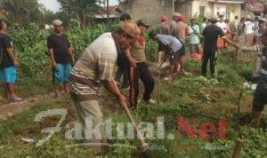 Warga Junti Asri Gotong Royong Buka Jalan Makam