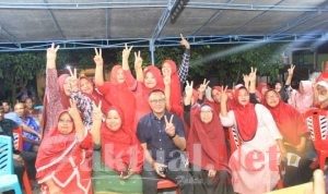 Muhammad Sinen Berbagi Kebahagiaan Dengan Warga Guraping