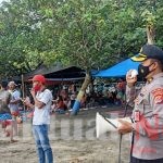 Polda Banten Himbau Wisatawan di Pantai Anyer