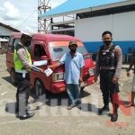 Hari Ke-8 Ops Zebra 2020, Sat Lantas Polres Sinjai Bagi Sticker