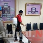 Kantor Polres Kep Seribu Rutin Disemprot Cairan Disinfektan