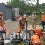 Sebanyak 50 Karung Lumpur Diangkat Dari Saluran Air di Kompleks Pelindo 