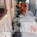 Sebanyak 50 Karung Lumpur Diangkat Dari Saluran Air Jalan H. Tiung