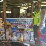 Hari Ke-11 Ops Zebra, Polantas Polres Sinjai Bagi Sembako