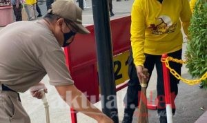 Kompak, Wakapolres Gowa Ajak Personilnya Ramai-Ramai Laksanakan Kerja Bakti